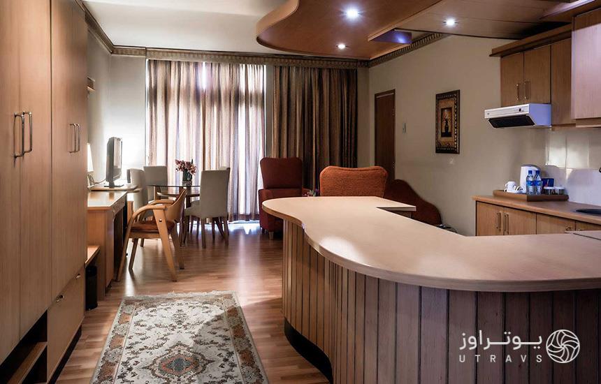 اتاقی در هتل «کوثر» اصفهان با معماریِ امروزی که آشپزخانه ام‌دی‌اف دارد با رنگ‌های روشن کرم، شکلاتی و نسکافه‌ای